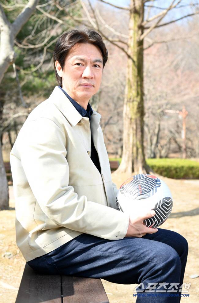 홍명보 축구 국가대표팀 감독이 17일 경기도 분당 율동공원에서 진행된 스포츠조선과의 인터뷰에 앞서 포즈를 취하고 있다. 분당=허상욱 기자wook@sportschosun.com/2026.03.17/