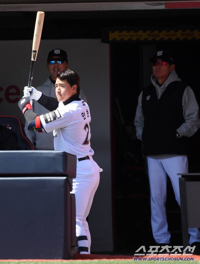 몸이 근질근질한 안현민은 더그아웃에서도 쉬지 않고 투수를 바라보며 타이밍을 맞췄다.