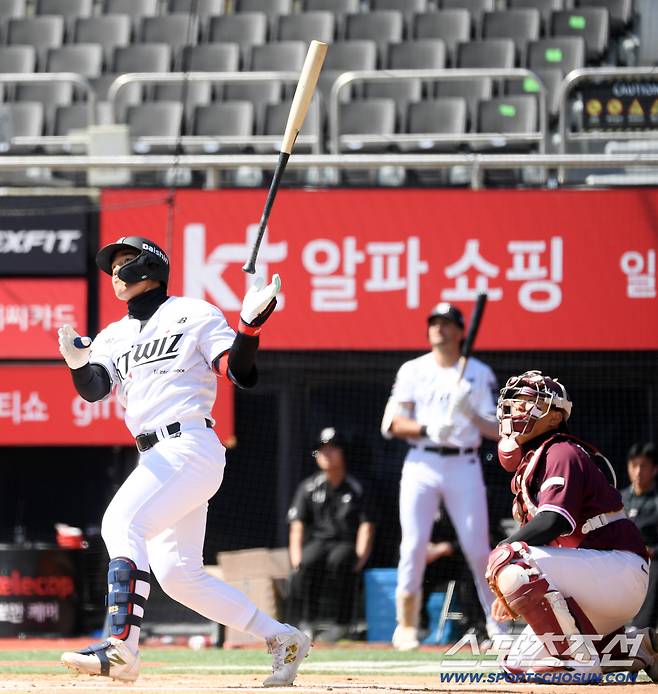 맞는 순간 홈런을 직감한 안현민은 배트플립을 펼쳤다.