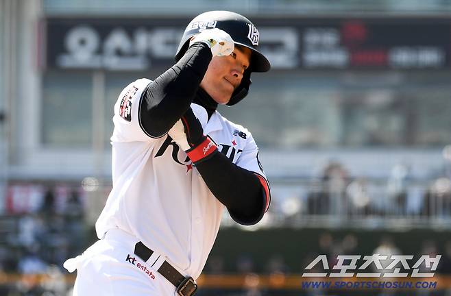 안현민 시그니처 홈런 세리머니.