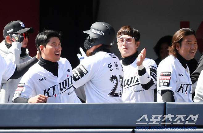 안현민 괴물 같은 파워에 KT 더그아웃 분위기는 뜨거워졌다.