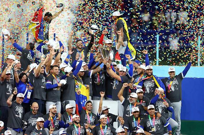 MIAMI, FLORIDA - MARCH 17: Members of Team Venezuela lift the championship trophy after defeating Team United States 3-2 at loanDepot park on March 17, 2026 in Miami, Florida.   Megan Briggs/Getty Images/AFP (Photo by Megan Briggs / GETTY IMAGES NORTH AMERICA / Getty Images via AFP)







<저작권자(c) 연합뉴스, 무단 전재-재배포, AI 학습 및 활용 금지>