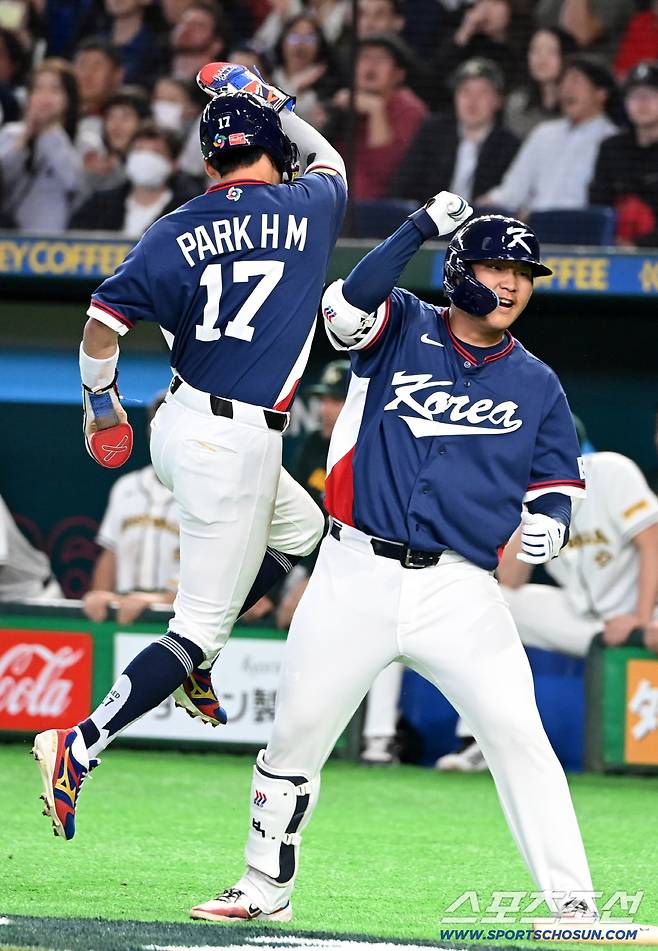 9일 일본 도쿄돔에서 열린 WBC(월드베이스볼클래식) 한국과 호주의 경기, 9회초 1사 1,3루 안현민의 희생플라이때 3루주자 박해민이 득점에 성공한 후 문보경과 기뻐하고 있다. 도쿄(일본)=허상욱 기자wook@sportschosun.com/2026.03.09/