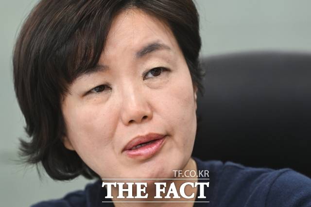 지난 18일 서울 종로구 아산정책연구원에서 <더팩트>와 만난 중동전문가 장지향 지역연구센터장은 전쟁 지속 기간에 대해 "예측하긴 어렵다"면서 "(이란의) 목표물을 매일 얼마나 제거하느냐에 따라 달려 있다"고 짚었다. 사진은 장 센터장이 지난 18일 서울 종로구 아산정책연구원에서 <더팩트>와 인터뷰를 하는 모습. /종로=서예원 기자