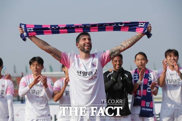프로 첫승을 신고한 파주의 외국인 선수 보르하 바스톤./K리그