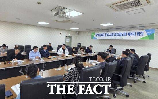 지난해 11월 14일 발생한 파주시 운정·금촌·조리 일대 광역상수도 단수사고와 관련, 최근 열린 '단수사고 보상협의체 제4차 회의'에서 위원들이 한국수자원공사 측의 보상 방안에 대해 성토하고 있다. /파주시