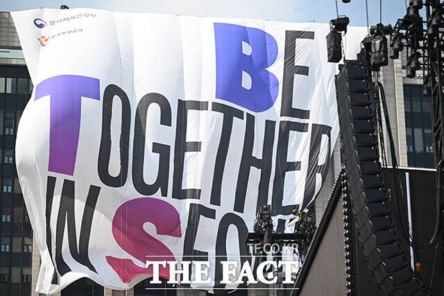 방탄소년단의 컴백 공연을 하루 앞둔 20일 오전 서울 종로구 정부서울청사에 BTS 현수막이 걸리고 있다. /남윤호 기자