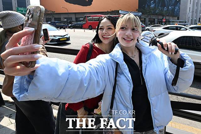 외국인 관광객들이 ‘신세계스퀘어’를 배경으로 기념촬영을 하고 있다.