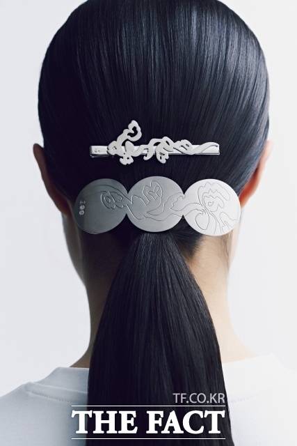 국립박물관문화재단이 하이브와 협업해 개발한 ‘2026 BTS X MU:DS Collaboration Merch 제품. (위)헤어핀, (아래)헤어클립 /국립박물관문화재단 제공