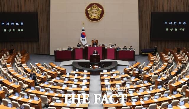 국회 본회의에서 20일 공소청법이 통과되면서 검사의 수사 권한이 대폭 축소될 전망이다. 이에 따라 검사의 보완수사권 존치 여부와 향후 공백기간동안의 혼선을 막기 위한 구체적 보완책 등이 핵심 쟁점으로 떠오르고 있다. /박상민 기자