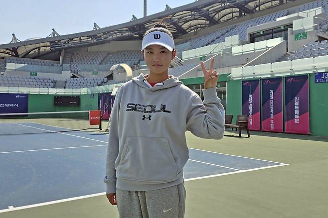 ITF 인천 국제주니어테니스대회에서 포즈를 취한 이예원