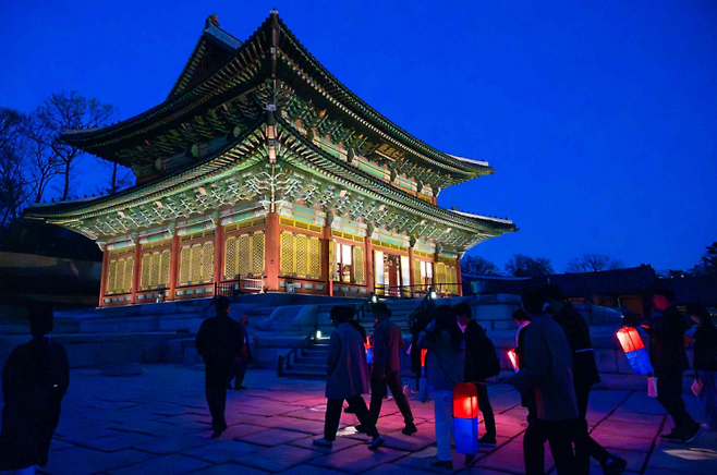'창덕궁 달빛기행' 인정전 관람