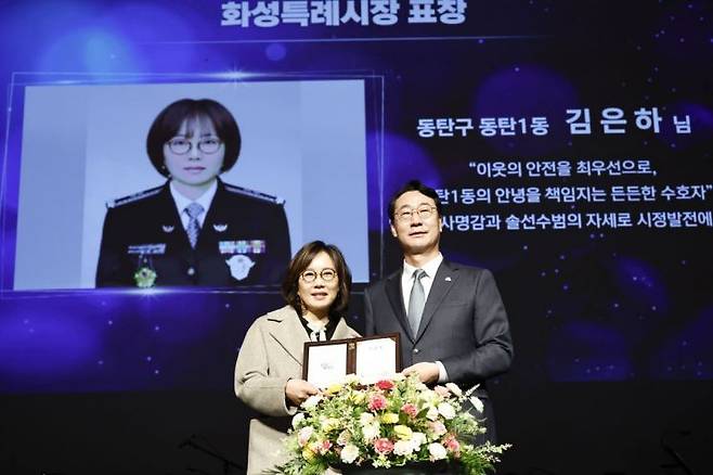 정명근 화성특례시장이 20일 열린 ‘제26회 화성특례시민의 날’ 기념식에서 시민 유공자에게 표창장을 수여한 뒤 기념촬영을 하고 있다. 화성시 제공