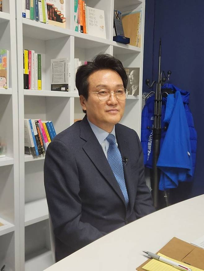 안민석 경기도교육감 후보가 진보·민주 진영 후보 단일화 방식과 관련해 여론조사 100%로 단일후보를 결정해야 한다고 말하고 있다. 이종구 기자