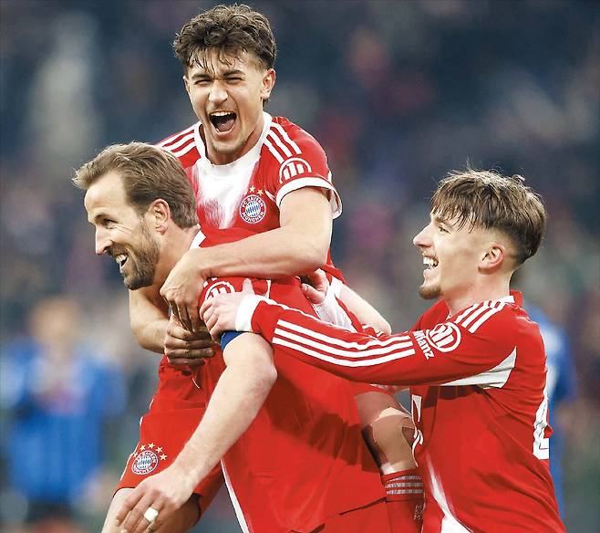 독일 바이에른 뮌헨의 스트라이커 해리 케인(왼쪽 아래)이 19일 아탈란타와의 UEFA 챔피언스리그 16강 2차전 홈 경기에서 2-0을 만드는 두 번째 골을 넣고 동료들의 축하를 받고 있다./로이터 연합뉴스