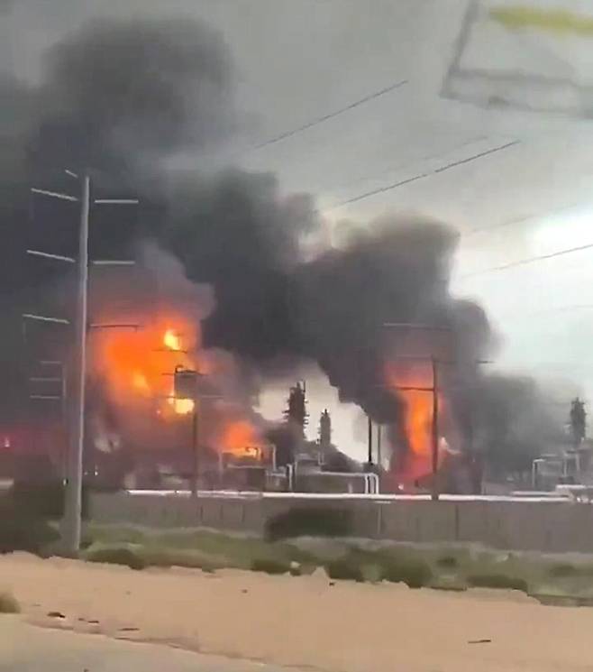 이란 남부에있는 사우스 파르스 석유화학 시설에 공격이 발생했다고 이란의 한 매체가 보도한 영상 / X