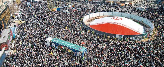 이란 ‘2인자’ 라리자니 장례식  18일 이란 수도 테헤란에 모인 시민들이 대형 국기를 펼치고 전날 이스라엘의 공습으로 숨진 알리 라리자니 최고국가안보회의 사무총장을 추모하고 있다. 최고지도자 알리 하메네이 사후 사실상 이란을 이끌었던 라리자니의 사망에 대해 마수드 페제시키안 대통령은 “가혹한 복수”를 예고했다./UPI 연합뉴스