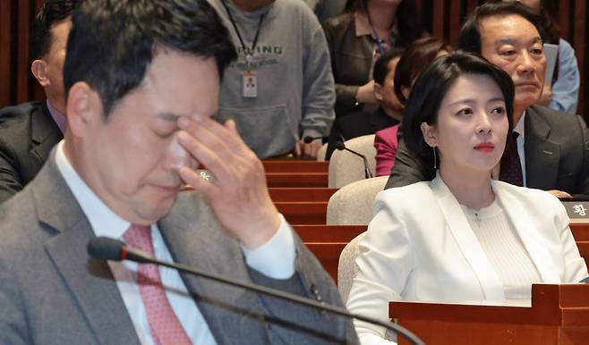 국민의힘 장동혁 대표가 9일 서울 여의도 국회에서 열린 의원총회에 참석, 송언석 원내대표의 발언을 경청하고 있다. 오른쪽은 배현진 의원. 2026.03.09 /남강호 기자