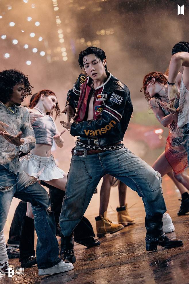 지난해 6월 발매된 제이홉의 디지털 싱글 ‘Killin’ It Girl (feat. GloRilla)’ 뮤직비디오. 첫눈에 반한 벅찬 설렘을 표현한 힙합 장르곡이다. 그는 “제이홉의 섹시를 보실 수 있는 그런 곡, 그런 퍼포먼스”라고 했다. /빅히트뮤직