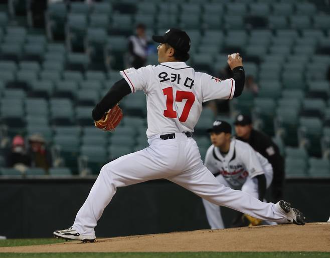 20일 울산 문수야구장에서 열린 프로야구 KBO 퓨처스리그 울산 웨일즈와 롯데 자이언츠의 경기에서 울산 선발 오카다가 공을 던지고 있다./연합뉴스