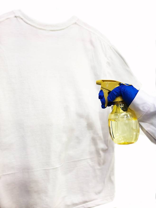 옷에 뿌리는 자가 세정 코팅제가 개발됐다. 세제 없이 물로 헹구기만 해도 때가 사라져 세탁에 들어가는 물과 에너지가 80% 이상 줄어든다./중국 지린대, 둥난대