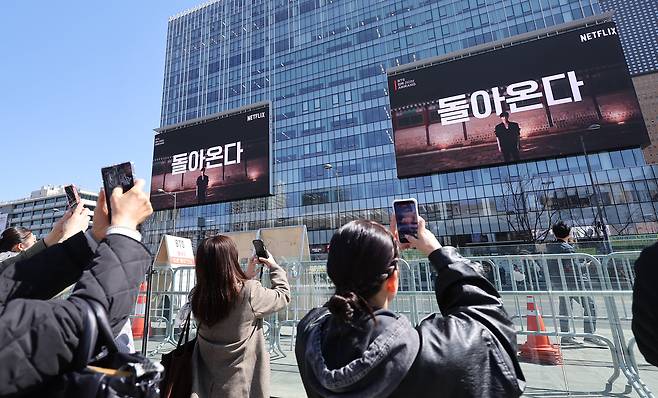 방탄소년단(BTS)의 서울 광화문광장 컴백 공연이 이틀 앞으로 다가온 19일 서울 종로구 광화문광장 인근 전광판에 BTS 컴백 공연 광고가 나오고 있다. 2026.3.19 ⓒ 뉴스1 김성진 기자