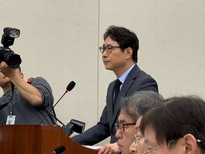 이재원 빗썸 대표가 지난달 11일 서울 여의도 국회에서 열린 정무위원회 전체회의에서 비트코인 오지급 사태에 대한 질의에 답변하고 있다. ⓒ데일리안 황지현 기자