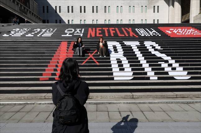 방탄소년단의 광화문 컴백 공연이 이틀 앞으로 다가온 19일 오전 서울 광화문 세종문화회관 계단의 관광객ⓒ데일리안 DB