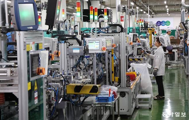LS일렉트릭 직원들이 자동화된 제조 공정을 관리, 점검하는 모습. 청주=홍진환 기자 jean@donga.com
