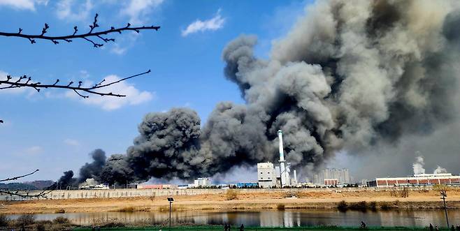 20일 오후 1시17분께 대전 대덕구 문평동의 한 공장에서 불이 나 연기가 피어오르고 있다. 뉴스1