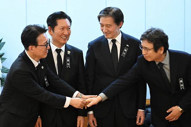 김민석 국무총리가 지난 1월 7일 서울 종로구 서울대학교병원 장례식장에 마련된 이해찬 민주평화통일자문회의 수석부의장의 빈소에서 정청래 더불어민주당 대표, 조국 조국혁신당 대표, 유시민 작가와 대화하고 있다. 뉴스1