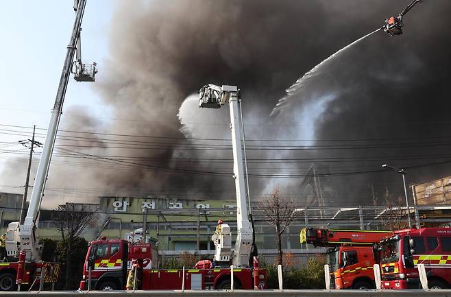 20일 오후 1시17분께 대전광역시 대덕구 문평동의 자동차 부품공장에서 화재가 발생해 소방대원들이 화재 진압을 하고 있다. 2026.03.20 [대전=뉴시스]