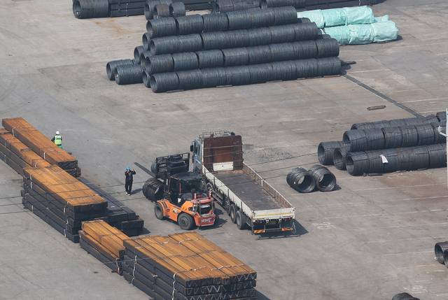 평택항에 쌓여있는 철강 제품. 연합뉴스