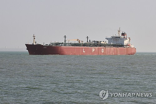 호르무즈 해협 통과한 인도 LPG 운반선 [AP=연합뉴스 자료사진 제공]