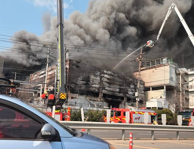20일 오후 1시 17분쯤 대전 대덕구 문평동 한 자동차부품 제조 공장에서 불이 났다. 소방 당국은 신고 접수 9분 만에 대응 1단계, 14분 만에 대응 2단계를 발령한 데 이어 다수의 인명피해가 발생할 것을 우려해 오후 1시 53분을 기해 국가소방동원령을 발령했다.    [독자 제공=연합뉴스]