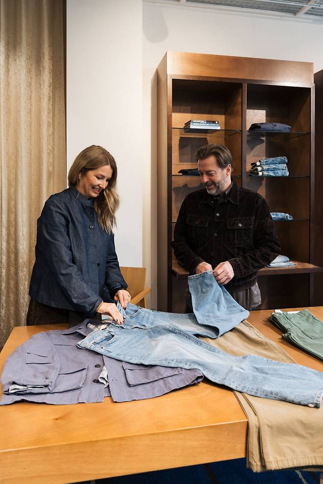 비이커 한남 매장에서 진에리카의 데님을 확인하는 요나스 클라슨과 레나 파트릭손 켈러.