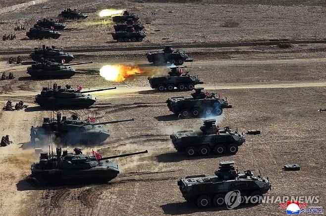 북한 김정은 국무위원장이 지난 19일 '조선인민군 수도방어군단 직속 평양 제60훈련기지를 방문하시고 보병,땅크병구분대들의 협동공격전술연습'을 참관했다고 조선중앙통신이 20일 보도했다.