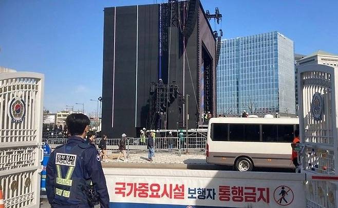광화문광장에 설치된 BTS공연 무대 옆 정부서울청사 정문이 지난 19일 통제되고 있다. 사진=김경수 기자