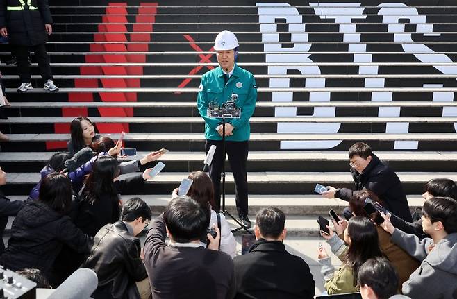오세훈 서울시장이 지난 19일 서울 종로구 세종문화회관 중앙계단에서 BTS 공연 준비 현장 점검을 마친 뒤 발언하고 있다. 세종문화회관 중앙계단은 건너편 KT 전광판으로 공연관람이 가능한 명당으로 손꼽이고 있다. 하지만 계단에 인파가 몰릴 경우 안전사고 우려가 적지 않다. 연합뉴스