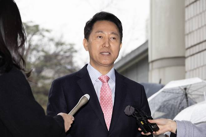 '명태균 여론조사비 대납' 의혹으로 기소된 오세훈 서울시장이 지난 18일 오전 서울 서초구 서울중앙지방법원에서 열린 정치자금법 위반 혐의 관련 2차 공판에 출석하며 취재진 질문에 답하고 있다. 뉴시스