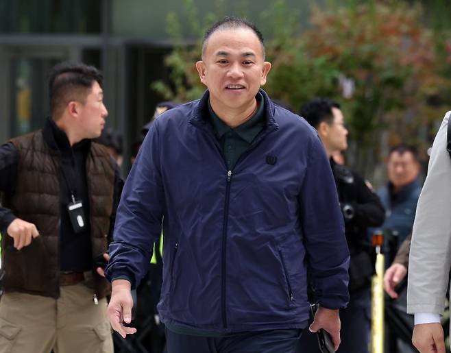 명태균 씨가 지난해 11월 서울 종로구 KT광화문 웨스트빌딩에 마련된 김건희 여사 관련 의혹을 수사하는 민중기 특별검사 사무실에서 진행되는 소환조사에 출석하고 있다. 뉴시스