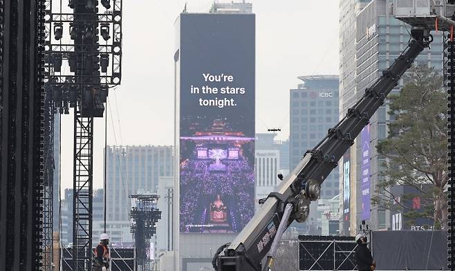 방탄소년단(BTS) 완전체 컴백 공연을 하루 앞둔 20일 서울 광화문광장 공연장이 공연 막바지 준비로 분주한 모습을 보이고 있다. 뉴스1