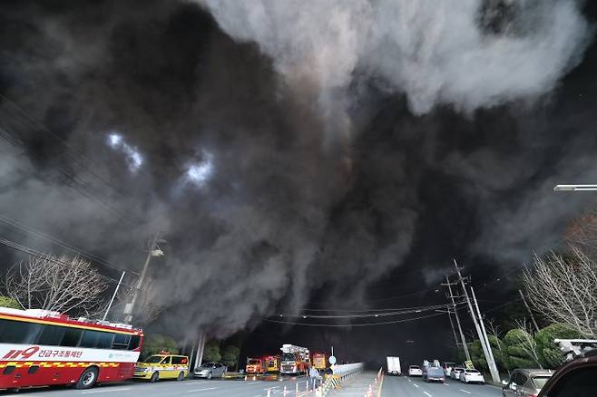 20일 오후 1시17분께 대전 대덕구 문평동의 한 공장에서 불이 나 연기가 피어오르고 있다. 소방당국은 국가소방동원령을 발령한 가운데, 현재까지 부상자들을 비롯한 출근자들 중 14명의 연락이 두절된 것으로 확인됐다. 뉴스1