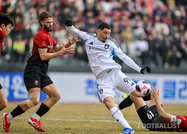 패트릭(왼쪽, 부천FC), 야고(오른쪽, 울산HD). 서형권 기자