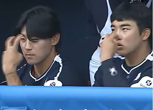 WBC 대표팀 훈련 더그아웃에서 눈 찌르기를 하고 있는 김도영(왼쪽)과 문현빈. 유튜브 영상 갈무리