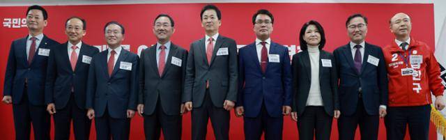6·3 지방선거 대구시장에 도전하는 국민의힘 예비후보들이 10일 서울 여의도 중앙당사에서 열린 광역단체장 후보 면접에 참석하며 기념 촬영하고 있다. 왼쪽부터 최은석·추경호·윤재옥 의원, 주호영 국회부의장, 유영하 의원, 이재만 전 대구 동구청장, 이진숙 전 방송통신위원장, 홍석준 전 의원, 김한구 전 달성군 새마을협의회 감사. 연합뉴스