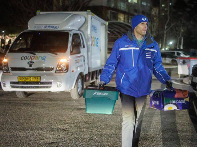 19일 오후 8시 30분부터 경기 성남시 중원구 일대에서 새벽배송에 나선 해럴드 로저스 쿠팡 임시 대표가 양손에 프레시백을 들고 있다. 쿠팡 제공