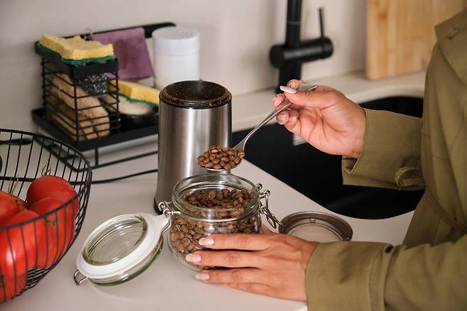커피 원두는 빛, 열, 습기에 민감해 적절하게 보관해야 맛과 향을 보존할 수 있다. /클립아트코리아
