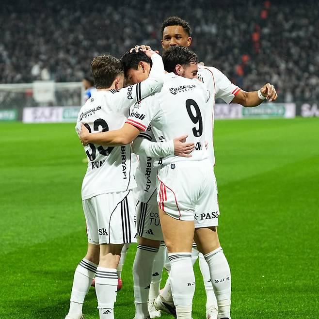 베식타시 오현규(9번)가 20일 카슴파샤와의 2025~26 튀르키예 쉬페르리그 27라운드 홈경기서 득점 후 동료들과 환호하고 있다. 사진=베식타시 SNS