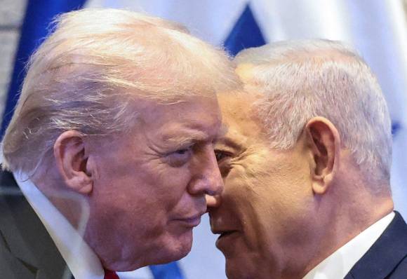 도널드 트럼프 미국 대통령이 베냐민 네타냐후 이스라엘 총리를 이스라엘 국회에서 맞이하고 있다. [사진=로이터/연합뉴스]